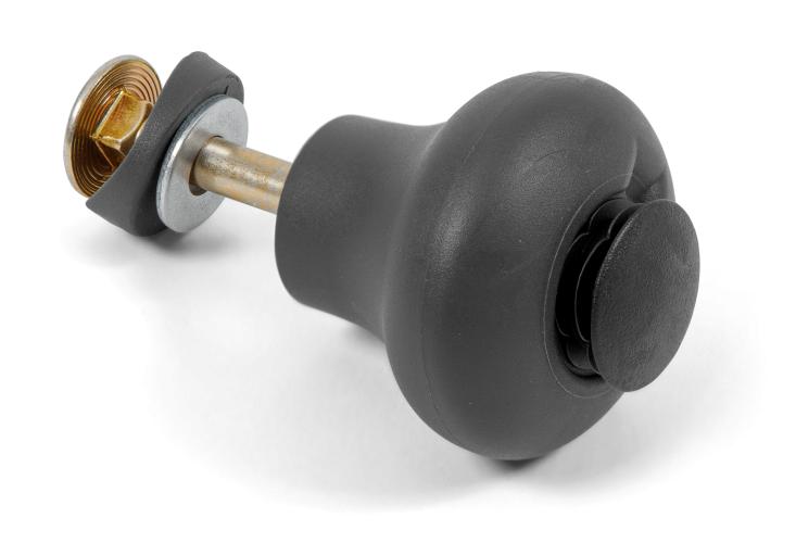 Pokrętło kierownicy Ridera R 316TsX AWD Husqvarna w kolorze czarnym, z metalowym uchwytem. Widoczne detale: gładka powierzchnia, okrągły kształt z wypustką, zamocowanie od spodu. Ujęcie z boku, produkt leży na ciemnym tle.