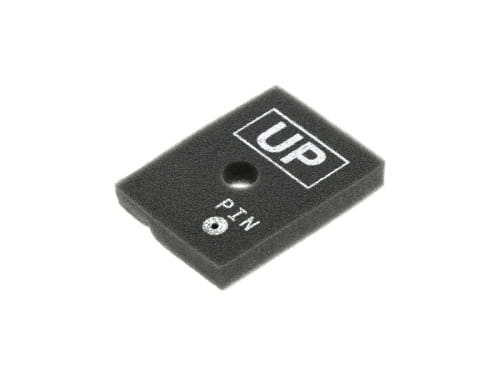 Czarna gąbka filtracyjna z widocznymi napisami UP oraz PIN, umieszczona na jednolitym tle. W komplecie otwór na pin, umożliwiający easy instalację. Element akcesoryjny do dmuchawy Husqvarna 525BX.