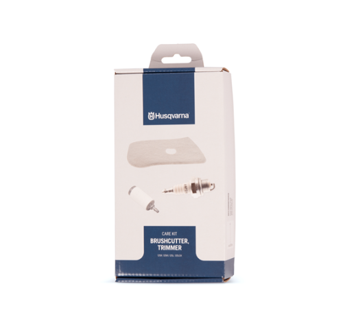 Zestaw serwisowy do wykaszarki Husqvarna 125R/125RJ/125L w białym kartonie z niebieskimi akcentami. Zawiera świecę zapłonową, filtr powietrza, opakowanie z uchwytem i napisem „CARE KIT”.