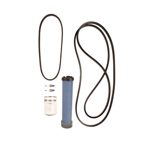 Zestaw serwisowy P524X/P524X EFI/P524 EFI Husqvarna, zawierający niebieski filtr powietrza z teksturowaną powierzchnią oraz gumowe paski w czarnym kolorze. Widoczne metalowe akcesoria w kształcie cylindrycznym. Produkty ułożone na jednolitym tle.