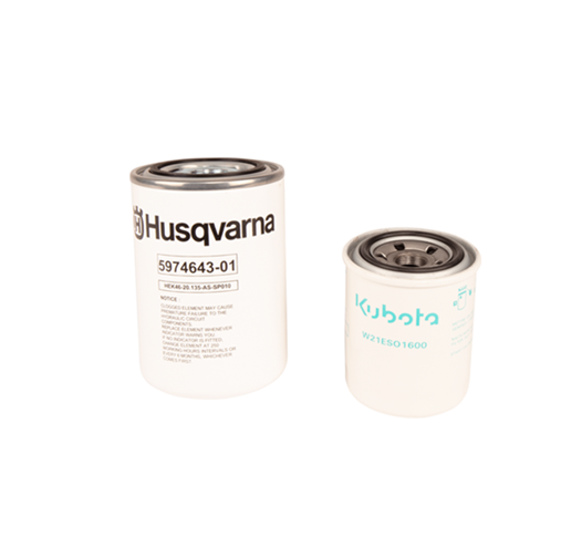Zestaw serwisowy Husqvarna P520DX/P525DX z dwoma filtrami oleju: większy z logo Husqvarna (5974643-01) i mniejszy Kubota (W21ES01600). Oba okrągłe, białe z metalowymi zakrętkami na górze.