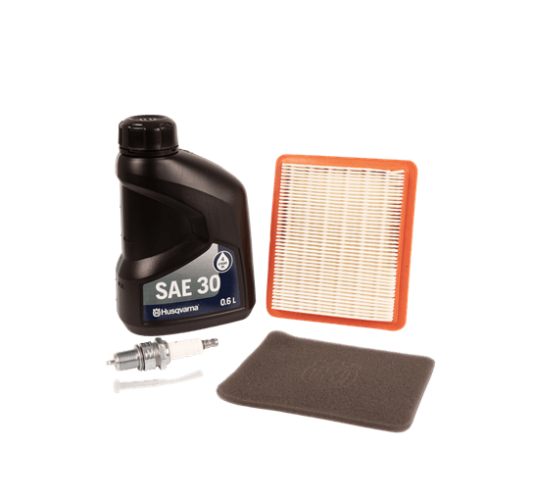 Zestaw serwisowy z silnikiem Husqvarna zawiera czarną butelkę oleju SAE 30 (0,6 l), filtr powietrza z pomarańczową ramką, świecę zapłonową, uszczelkę i piankowy wkład. Elementy ułożone na prostym tle, widok z góry.