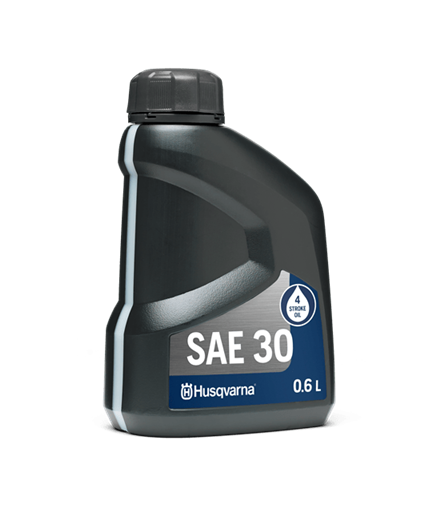 Butelka oleju SAE-30 Husqvarna o pojemności 0,6 l, stojąca na jednolitym tle. Czarna, plastikowa obudowa z wyprofilowanym uchwytem, oznaczenia w kolorze białym i niebieskim. Widoczne logo Husqvarna oraz oznaczenie „4 STROKE OIL”.