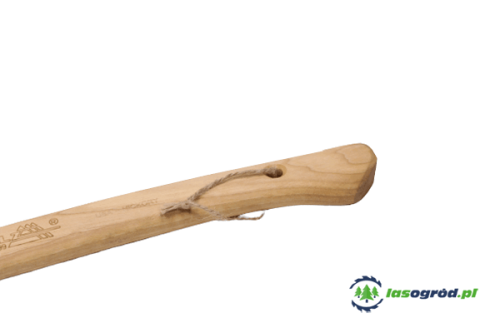 Rączka siekiery leśnej 1kg Krumpholz wykonana z drewna, z naturalnym usłojeniem i teksturą. Widoczna dziurka do mocowania. Kąt ujęcia z boku, od góry, ukazujący detal rączki. Logo producenta na końcu uchwytu.