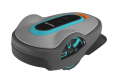 Robot koszący Gardena Sileno Life 750 w szarym i niebieskim kolorze, z gładką, opływową obudową. Ujęcie z boku, pokazujące koła i przyciski na wierzchu. Produkt leży na płaskiej powierzchni, bez otoczenia. Idealny do koszenia ogrodów.