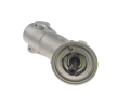 Przekładnia wykaszarki Husqvarna 545RX/545FR/343R, aluminiowa, srebrna, widok z boku na otwory mocujące i wałek. Produkt leży na zielonym tle, ma cylindryczny kształt i wyraźne kontury.