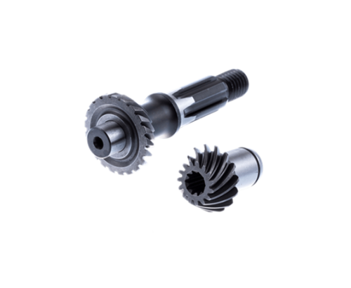 Zestaw naprawczy przekładni składający się z dwóch metalowych elementów: wału z zębatką u dołu i mniejszej zębatki obok. Elementy mają szaro-czarną kolorystykę, gładką teksturę oraz standardowe mocowania. Umieszczone na czarnym tle.
