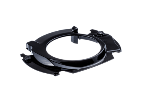 Czarna osłona wentylatora wykaszarki Husqvarna 545RX/FX/FR z tworzywa, z mocowaniami i wycięciem na wirnik, prezentowana z boku na tle. Kompaktowa, do montażu na urządzeniu.