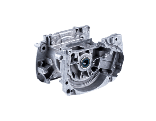 Skrzynia korbowa wykaszarki Husqvarna 545RX/545FX/545FR w kolorze srebrnym, metalowa, z widocznymi elementami mocującymi. Ujęcie z boku, ukazujące detal otworu, w którym umieszczony jest łożysko. Produkt leży na jednolitym, zielonym tle.