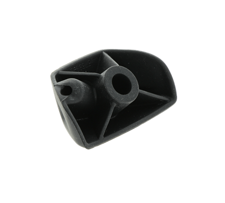 Fajka świecy do wykaszarki Husqvarna 545RX/545FX/545FR w kolorze czarnym. Zbliżenie na element z wycięciem, trzema otworami mocującymi oraz zarysowanym kształtem. Produkt leży na jednolitym tle, widoczny z boku.