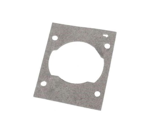 Uszczelka cylindra wykaszarki Husqvarna 543RS/243R w formie kwadratu z wycięciem w środku. Wykonana z szarego materiału, z widocznymi wywierconymi otworami w narożnikach. Produkt leży płasko na jednolitym tle.
