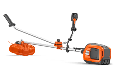 Wykaszarka akumulatorowa Husqvarna 325iR w kolorze pomarańczowym z metalowym uchwytem i silnikiem. Poziome ustawienie produktu z widocznym głowicą tnącą. Wyraźne logo producenta na obudowie. Proste tło pomagające w uwidocznieniu detali.