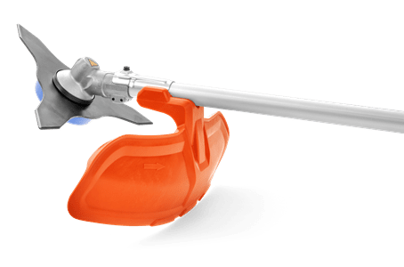 Akumulatorowa wykaszarka 325iR Husqvarna z metalowym ostrzem i ergonomiczną, pomarańczową osłoną. Widok z boku, ukazujący uchwyt i długość wału. Produkt na przezroczystym tle, bez dodatkowych akcesoriów, gotowy do pracy.