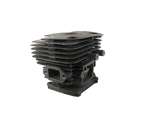 Cylinder wykaszarki Husqvarna 543RS/243R w kolorze czarnym, z szeregami żeber chłodzących i otworami mocującymi. Produkt stoi na prostym tle, ukazując detale struktury oraz mocowania. Wysoka jakość wykonania, bez widocznych oznaczeń lub napisów.