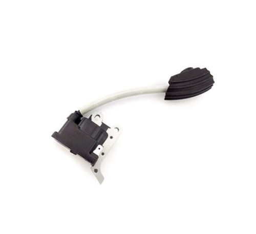 Moduł zapłonowy do wykaszarki Husqvarna 543RS/243R, w kolorze czarnym z białym przewodem. Produkt leży na białym tle. Widziane są metalowe mocowania oraz gumowa osłona. Kształt modułu prostokątny, z wyraźnymi detalami konstrukcyjnymi.