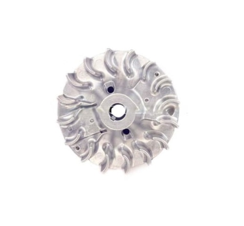 Koło zamachowe wykaszarki Husqvarna 543RS/243R w kolorze metalicznym, z widocznymi żłobieniami i otworami montażowymi. Produkt ukazany z góry, w centralnej pozycji, umożliwiający wyraźne zobaczenie detali konstrukcji.