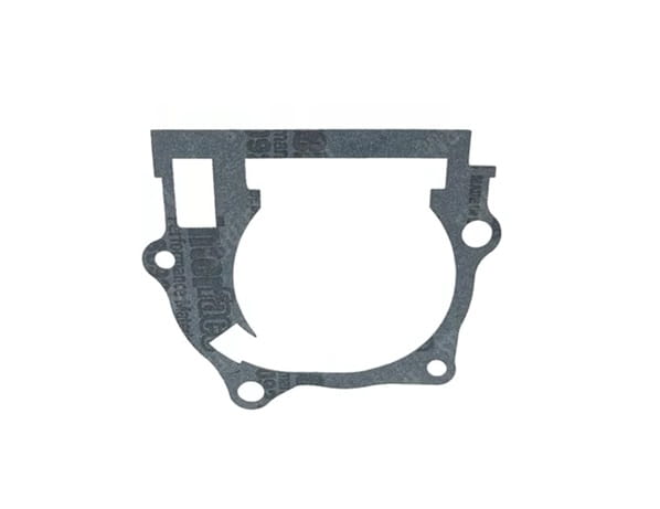 Uszczelka karteru do wykaszarki Husqvarna 333R/335RX/535RX, w kolorze szarym z nadrukiem logo. Przedstawiona frontalnie, leżąca na jednolitym tle. Zawiera otwory mocujące i nieregularny kształt, idealna do montażu w urządzeniach ogrodowych.