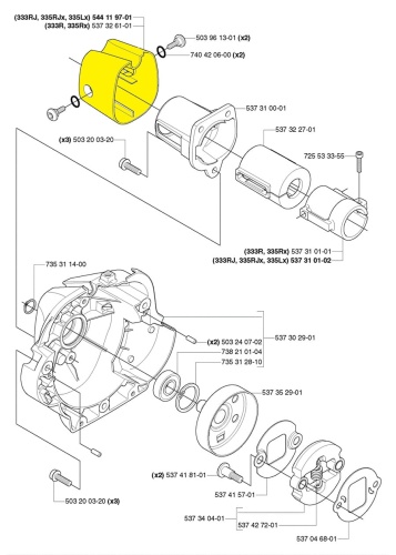 Osłona wykaszarki Husqvarna 333R/335RX/535RX, żółta, w formie cylindrycznej, z widocznymi otworami na śruby i umiejscowieniem mocowań. Produkt przedstawiony z boku, w szczegółowym ujęciu, ukazuje elementy konstrukcyjne i mocowania. Tło proste.