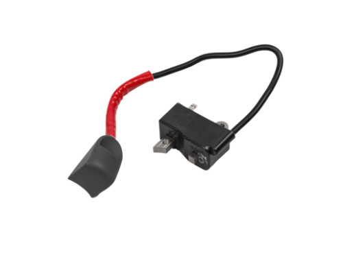 Moduł zapłonowy do wykaszarki Husqvarna, czarny z czerwonym przewodem. Zbiegają się z niego dwa metalowe styki. Widoczny element osłony wtyczki z tworzywa sztucznego. Produkt znajduje się na czarnym tle, w pozycji leżącej.