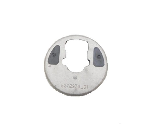 Podkładka wału korbowego wykaszarki Husqvarna, okrągła, metalowa o matowej powierzchni. Z przodu widoczne dwa czarne gumowe elementy, wycięcia oraz numer partii 5372976_01. Produkt leży na białym tle w pozycji poziomej.