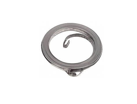 Sprężyna rozrusznika do wykaszarki Husqvarna 525RX/525RX Mark II w kolorze srebrnym, okrągła, metalowa z widocznym hakiem. Produkt leżący, ujęcie z góry, ukazujące całkowity kształt oraz charakterystyczną spiralną formę.