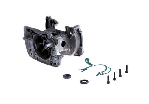 Skrzynia korbowa wykaszarki Husqvarna 343R/345R/345RX w metalicznym kolorze, z uszczelkami i śrubami, na białym tle, do naprawy urządzenia.