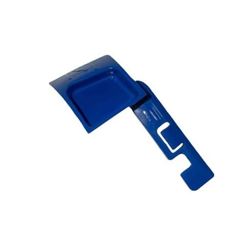 Błękitna dźwignia ssania z tworzywa, z blokadą i profilowanym wykończeniem. Widok boczny ukazuje kształt i mocowanie. Do wykaszarki Husqvarna 525RS i podkaszarki 525LK.