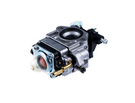 Gaźnik do wykaszarki Husqvarna 143RS/236R/531RS, wykonany z metalu, w kolorze szarym. Produkt leży na czarnym tle, pokazany z boku, ukazując wlot powietrza oraz elementy mocujące. Widoczna jest również przejrzysta, owalna komora z paliwem.