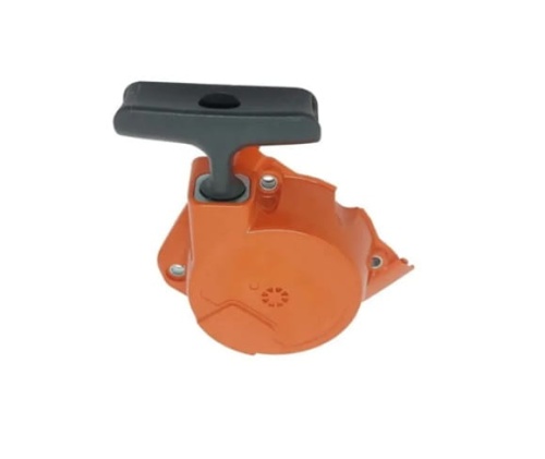 Pomarańczowy rozrusznik wykaszarki Husqvarna 143RS/236RS/531RS z ergonomiczną rączką. Ujęcie frontalne, produkt leżący o wyraźnej teksturze obudowy i widocznych mocowaniach na prostym tle.