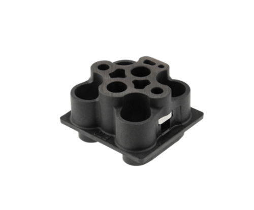 Izolator gaźnika Husqvarna 233R/533RS, czarny, wykonany z tworzywa sztucznego, w kształcie kwadratu z otworami o różnych średnicach. Ujęcie frontalne, produkt leży na jednolitym tle. Widać szczegóły konstrukcji oraz mechanizm mocowania z boku.