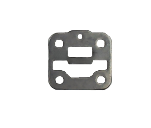 Uszczelka gaźnika wykaszarki 233R/533RS Husqvarna, metalowa, w kształcie kwadratu z jedną prostokątną wyciętą częścią na środku. Widoczne cztery otwory montażowe oraz centralne wycięcie. Produkt pokazany frontalnie na białym tle.