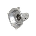 Osłona sprzęgła wykaszarki Husqvarna 225R/235R/232L w kolorze srebrnym, wykonana z metalu, z centralnym otworem na łożysko. Ukazana z boku, w zbliżeniu, ukazuje szczegóły mocowania i wykończenia.Produkt nowy, bez widocznych uszkodzeń.