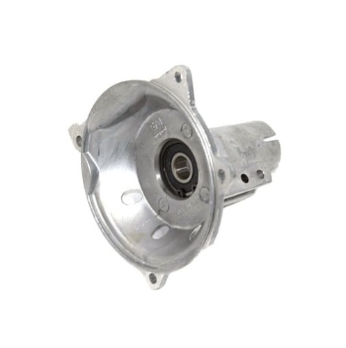 Osłona sprzęgła wykaszarki Husqvarna 225R/235R/232L w kolorze srebrnym, wykonana z metalu, z centralnym otworem na łożysko. Ukazana z boku, w zbliżeniu, ukazuje szczegóły mocowania i wykończenia.Produkt nowy, bez widocznych uszkodzeń.