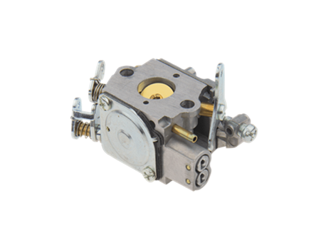 Gaźnik do wykaszarki Husqvarna 135R/336FR w kolorze metalicznym, z widocznymi mocowaniami i otworami. Zbliżenie na detal z boku, ukazuje elementy sprężynowe oraz główne przyłącza paliwowe. Produkt w pozycji leżącej na jednolitym tle.