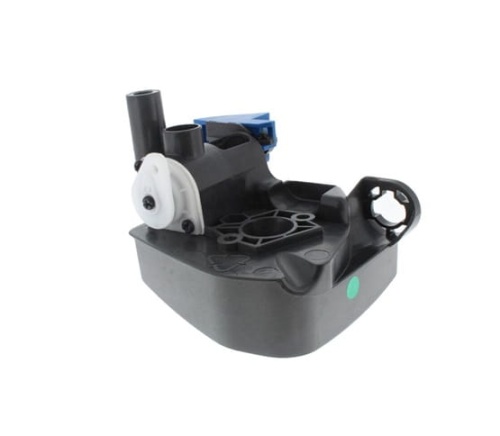 Przepustnica do wykaszarki Husqvarna 135R/336FR z ciemnego tworzywa, z białym elementem i niebieską końcówką, na białym tle. Widok frontalny, widoczne otwory montażowe i szczegóły, bez napisów i logo.