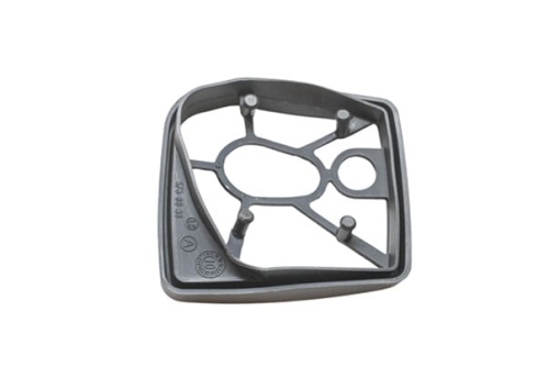 Ramka filtra powietrza do wykaszarki Husqvarna 135R/336FR w kolorze czarnym, kwadratowa, z centralnym otworem oraz wypustkami montażowymi. Widok z góry, prezentujący szczegóły konstrukcji i miejsc mocowania.