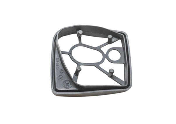 Ramka filtra powietrza do wykaszarki Husqvarna 135R/336FR w kolorze czarnym, kwadratowa, z centralnym otworem oraz wypustkami montażowymi. Widok z góry, prezentujący szczegóły konstrukcji i miejsc mocowania.