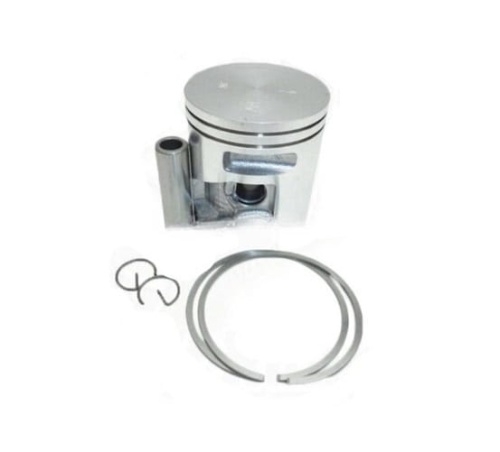 Tłok wykaszarki Husqvarna 335FR/336FR w metalicznym kolorze, cylindryczny kształt z wycięciem na tłoczysko, z widocznymi pierścieniami montażowymi, w zestawie z dwoma pierścieniami. Produkt leży na prostym tle.