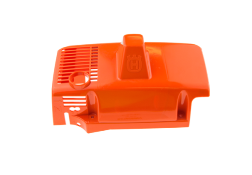 Pokrywa cylindra wykaszarki Husqvarna 232R/235R w intensywnym pomarańczowym kolorze. Ujęcie frontalne ukazuje logo producenta oraz otwory wentylacyjne. Produkt pokazany z przodu, na neutralnym tle, w nowym stanie.