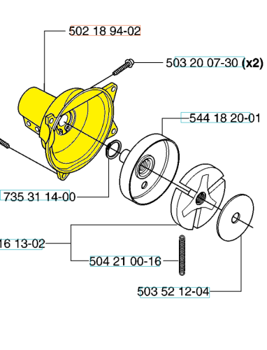 Osłona sprzęgła wykaszarki Husqvarna model 232R/235R, w kolorze żółtym, z widocznymi numerami części. Ujęcie z boku, pokazujące szczegóły elementów montażowych oraz unikalny kształt. W tle prosty schemat, co podkreśla detale produktu.