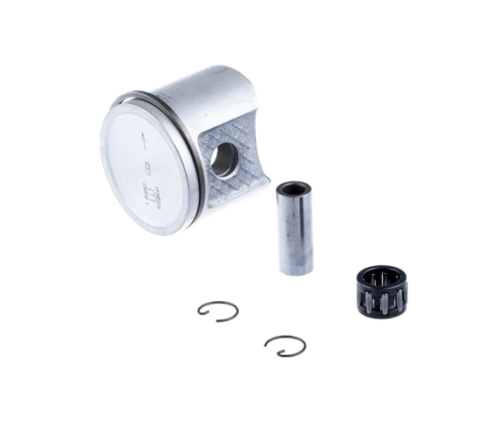 Tłok do wykaszarki Husqvarna 235R II wykonany z metalu, z widocznym wyżłobieniem dla lepszego mocowania. Obok tłoka znajdują się dwa pierścienie, tulejka oraz element montażowy. Wszystko na białym tle, co podkreśla detale produktu.