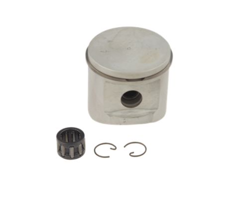 Tłok wykaszarki Husqvarna 235R/235FR w kolorze metalicznym, o okrągłym kształcie i gładkiej powierzchni. W zestawie znajdują się także dwa pierścienie oraz tulejka. Tłok widoczny z przodu, w pozycji leżącej, na białym tle.