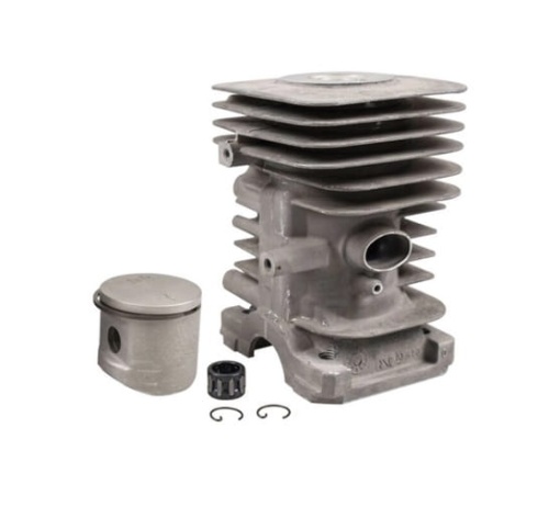 Cylinder do wykaszarki Husqvarna 235R II w kolorze szarym, z wyraźnymi żeberkami. Obok tłok, pierścienie i tuleja mocująca. Produkt ustawiony na białym tle, w świetle naturalnym. Widoczne detale, jak wlot powietrza i mocowania.