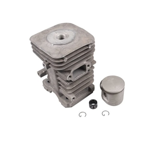 Cylinder wykaszarki Husqvarna 235R/235FR w szarym kolorze, z metalowymi, żebrowanymi ścianami. Produkt leżący, widok z boku. Obok tłok w srebrnym kolorze oraz dwa pierścienie mocujące. Elementy w stanie nowym, na prostym tle.