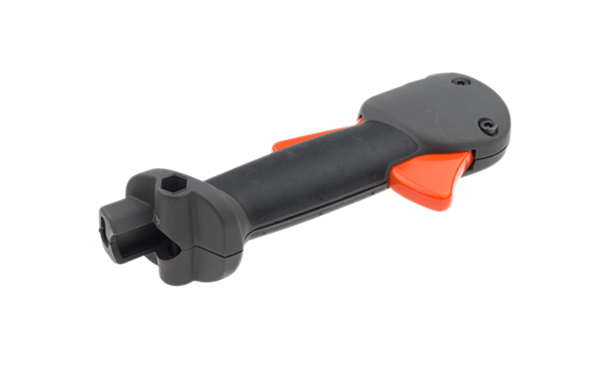 Uchwyt sterujący do wykaszarek Husqvarna 232R/235R/226R w kolorze czarnym z pomarańczowymi akcentami. Produkt widoczny z boku, stojący, z szczeliną do mocowania. Ergonomiczny kształt rączki, plastikowa tekstura, widoczny przycisk sterujący.