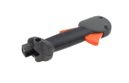 Uchwyt sterujący wykaszarki Husqvarna 343R/345RX/545RX o ergonomicznej, czarnej rączce z pomarańczowym spustem. Wyposażony w montażowy element mocujący na końcu. Produkt pokazany z boku na jednolitym tle.