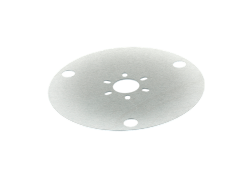 Osłona tarczy tnącej Automower 105 Husqvarna, okrągła, stalowa, z pięcioma otworami mocującymi. Ujęcie z boku, prezentujące gładką, metaliczną powierzchnię. Tło jednolite, co podkreśla detal oraz konstrukcję produktu.