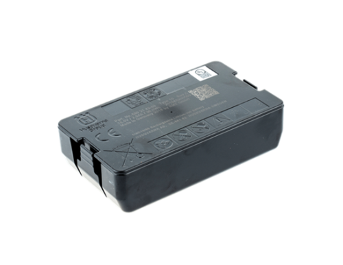 Czarny akumulator do Automower 305/310/315 Husqvarna, prostokątny, z oznaczeniami i symbolami, dwa zatrzaski, widoczny z boku na płaskiej powierzchni, z informacjami o bezpieczeństwie i użytkowaniu.