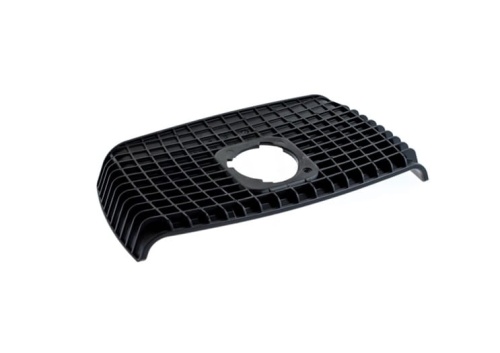 Osłona tarczy tnącej Automower 305/310 Mark II/315 Mark II Husqvarna w kolorze czarnym, wykonana z tworzywa sztucznego. Ujęcie z góry, produkt leży na białym tle. Widoczna teksturza w formie siatki oraz otwór do montażu w centralnej części.