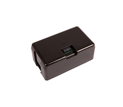 Akumulator do Automower 430X/440/550 Husqvarna w czarnym, prostokątnym korpusie. Widoczna szczelina z zielonym wskaźnikiem. Produkt leżący na jednolitym tle, z delikatnym blaskiem. Przeznaczenie do zasilania robotów koszących.